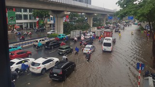 Mưa lớn chiều 14/7, khiến nhiều tuyến phố Hà Nội bị ngập úng