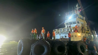 Vụ lật tàu trên vịnh Hạ Long: Tìm kiếm nạn nhân xuyên đêm