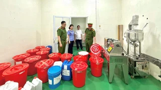 Bắt tạm giam giám đốc công ty sản xuất mỹ phẩm giả