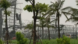 Sân khấu đổ sau cơn dông, đêm nhạc bị hủy ở Quảng Ninh