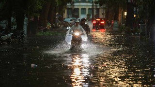 Cảnh báo dông sét và mưa lớn cục bộ tại Hà Nội