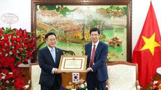 Đại sứ Du lịch Việt Nam tại Hàn Quốc Lý Xương Căn nhận bằng khen của Bộ VHTTDL
