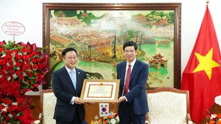 Trao Bằng khen cho Đại sứ du lịch Lý Xương Căn, hậu duệ của vua Lý Thái Tổ