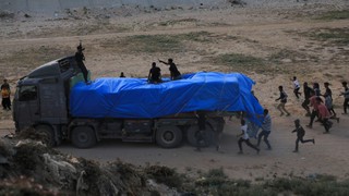 Xung đột Hamas-Israel: Các đoàn xe viện trợ bắt đầu di chuyển vào Gaza