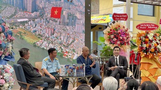 Kết nối ký ức dân tộc và nhịp sống thành phố qua ảnh Nguyễn Á