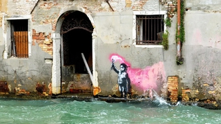 Venice phục chế tranh tường của Banksy