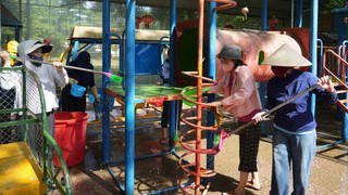 Hình ảnh bộ đội và thầy cô nỗ lực dọn dẹp sau lũ các trường Tây Nghệ An