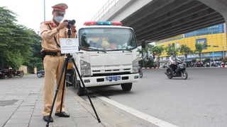 Nhiều xe máy vẫn lấn làn trên đường Phạm Văn Đồng, Hà Nội
