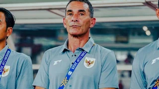Báo Hàn Quốc phản ứng sau hành động gây tranh cãi của HLV U23 Indonesia với HLV Kim Sang Sik