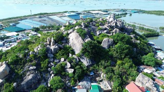 Khám phá vẻ đẹp làng bích họa Hòn Thiên bên bờ đầm Nại