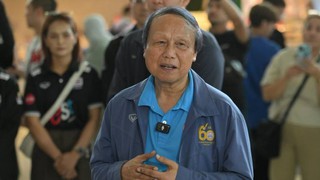 Chủ tịch Liên đoàn bóng chuyền Thái Lan chúc mừng thầy trò HLV Tuấn Kiệt vô địch SEA V.League