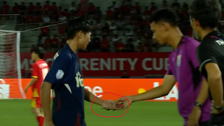 Cầu thủ nữ Thái Lan cầm vật lạ nghi là... kéo ngay khi đang thi đấu với ĐT Việt Nam khiến khán giả ngỡ ngàng