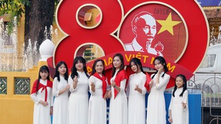 Lan tỏa tình yêu nước với tà áo dài và hình ảnh lá cờ Tổ quốc