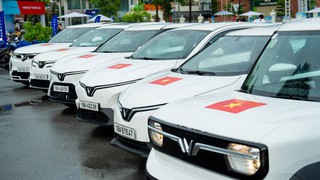 VinFast tặng 100.000 bộ decal Quốc kỳ - Mừng 80 năm Quốc khánh