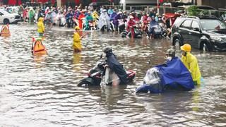 Hà Nội: Nước rút chậm, vẫn còn nhiều điểm ùn tắc do ngập úng