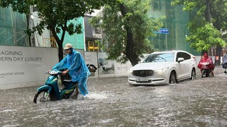 Mưa trắng trời, Hà Nội ngập khắp nơi