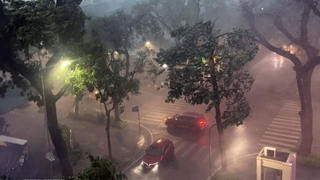 Cảnh báo mưa dông tại Hà Nội, lũ và mưa lớn ở nhiều khu vực