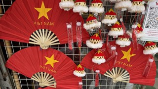 Thị trường quà tặng lưu niệm tại Hà Nội sôi động trước thềm Quốc khánh 2/9