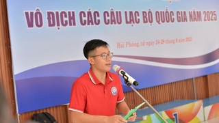 Học sinh trường chuyên giành HCV bơi sau khi vô địch Triathlon