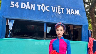 Á hậu Hương Ly tự hào với trang phục Áo dài Cao Lan trong đoàn diễu hành 54 dân tộc Việt Nam