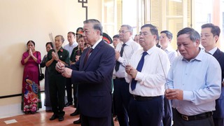 Tổng Bí thư đến dâng hương và thăm nơi Chủ tịch Hồ Chí Minh soạn thảo “Tuyên ngôn Độc lập”