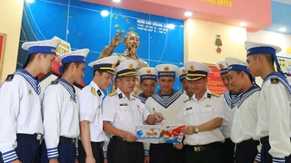 Trao hàng trăm bức thư của thiếu nhi Hà Nội gửi chiến sĩ và nhân dân Trường Sa