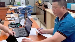 Tạm giữ hình sự tài xế xe con rút chìa khóa xe khách trên đường Vành đai 3