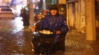 TP. Hồ Chí Minh: Nhiều tuyến đường bị ngập nặng sau cơn mưa chiều