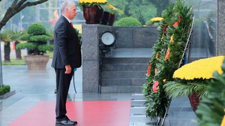 Bí thư thứ Nhất, Chủ tịch nước Cuba vào Lăng viếng Chủ tịch Hồ Chí Minh