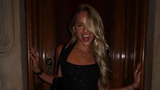 'Nữ cầu thủ đẹp nhất thế giới' tỏa sáng tại tuần lễ thời trang danh tiếng