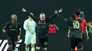 Wayne Rooney ghi 'siêu phẩm' trong trận đấu có sự cố hi hữu