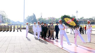 Đội Công binh số 4 vào Lăng viếng Bác và đặt hoa tưởng niệm các Anh hùng liệt sĩ