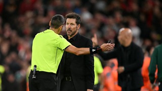 HLV Diego Simeone bị đuổi vì đôi co với CĐV ở trận thua Liverpool