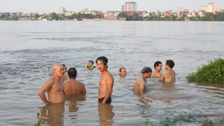 Cuộc sống sau ống kính: "Bơi sông" trên từng cây số