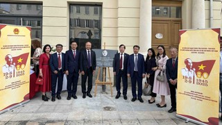 Lễ gắn lại biển tưởng niệm Chủ tịch Hồ Chí Minh tại “Quảng trường báo La Marseillais” (Pháp)