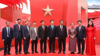 Tổng Bí thư, Chủ tịch nước Lào và Chủ tịch Đảng Nhân dân, Chủ tịch Thượng viện Campuchia tham quan Triển lãm thành tựu đất nước