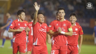 HLV Lê Huỳnh Đức và Tiến Linh đưa 'biểu tượng' Công an TP.HCM trở lại