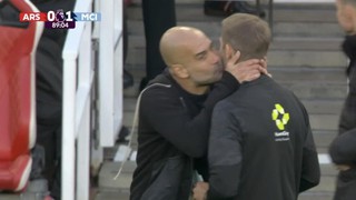 Pep Guardiola gây sốc với hành động 'hôn' trọng tài trong trận Arsenal vs Man City