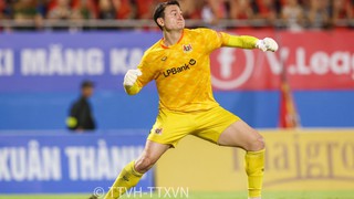 HLV Vũ Hồng Việt khen thủ môn Văn Lâm xuất sắc