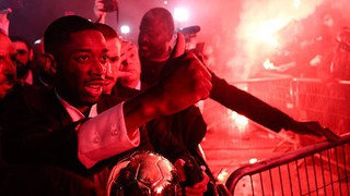 Dembele mang Quả bóng Vàng ra ăn mừng với CĐV PSG, được khen ngợi ‘xứng đáng 100 lần’