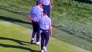 Golfer số 1 thế giới có hành động khiếm nhã với người hâm mộ