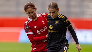 MU ngoạn mục thắng 2-0 trên sân của Liverpool