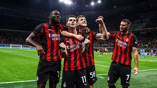 Thắng Napoli với 10 người, AC Milan chiếm ngôi đầu bảng ở Serie A