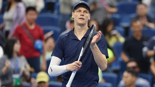 Jannik Sinner thừa nhận đang buộc phải làm một việc vì Carlos Alcaraz