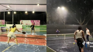 Trời mưa lớn, sân ngập úng nhưng nhiều người vẫn chơi pickleball