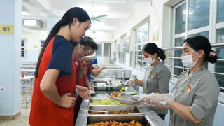 Trường đại học ở Hà Nội mở cửa căng tin, cung cấp bánh bao, mì gói cho sinh viên kẹt vì mưa dông