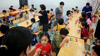 Hàng loạt trường học Hà Nội trông giữ và chăm sóc học sinh qua đêm 