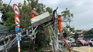 Ảnh hưởng bão số 10: Hơn 2,67 triệu khách hàng có điện trở lại