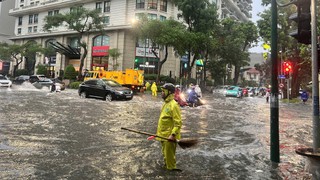 Hà Nội mưa lớn kéo dài, nhiều nơi úng ngập, giao thông khó khăn