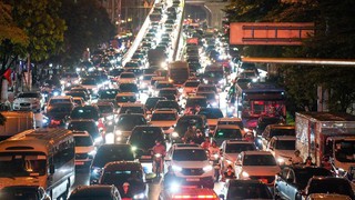 Sau ngập úng, người dân Hà Nội chật vật về nhà trong cảnh ùn tắc giao thông